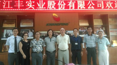 在香港，銷(xiāo)售每三只冰鮮雞就有兩只是江豐出品，但中國(guó)大陸的市場(chǎng)更大，這次找中擂合作就是要打開(kāi)家門(mén)口的市場(chǎng)。中擂團(tuán)隊(duì)開(kāi)局便簽約虎艷芬作江豐代言，我們對(duì)接下來(lái)的合作充滿(mǎn)信心。